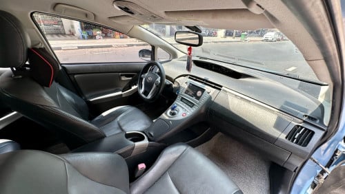 Prius 2012 Plug in Advanced ( 15500$ )