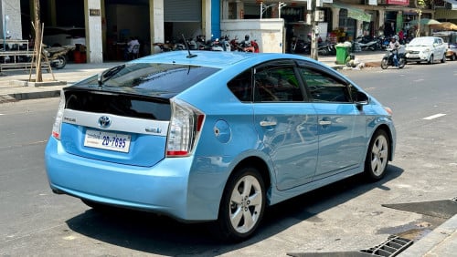 Prius 2012 Plug in Advanced ( 15500$ )