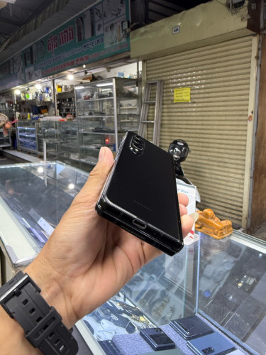 Samsung ZFold3 256G Ram12G Sim2 Global បែកមុខតិច មានស្រមោលឆ្នូត ក្នុងបត់ស្ទើរ