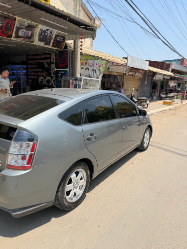 Toyota prius 2005full ម្ចាស់ដេីមលក់ឡានថ្មីអត់បុក