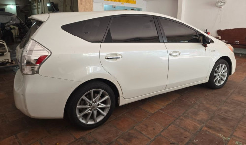 TOYOTA PRIUS V FULL ADVANCE ឆ្នាំ2012