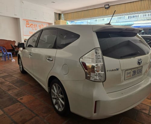 TOYOTA PRIUS V FULL ADVANCE ឆ្នាំ2012