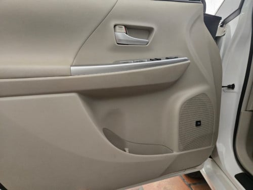 TOYOTA PRIUS V FULL ADVANCE ឆ្នាំ2012