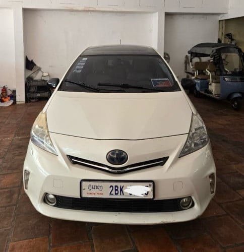TOYOTA PRIUS V FULL ADVANCE ឆ្នាំ2012