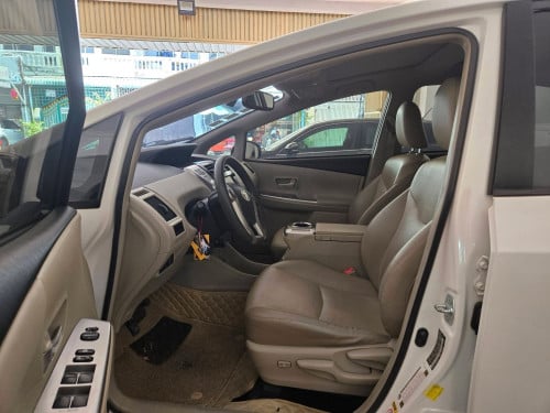 TOYOTA PRIUS V FULL ADVANCE ឆ្នាំ2012