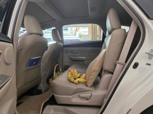 TOYOTA PRIUS V FULL ADVANCE ឆ្នាំ2012