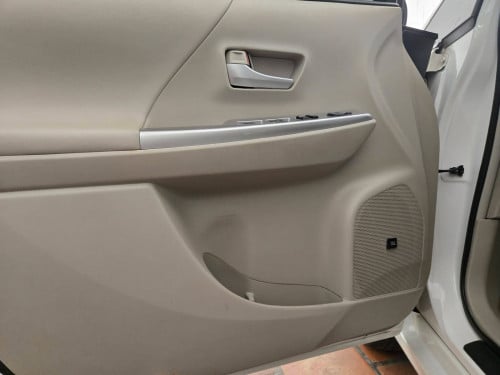 TOYOTA PRIUS V FULL ADVANCE ឆ្នាំ2012