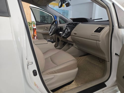 TOYOTA PRIUS V FULL ADVANCE ឆ្នាំ2012
