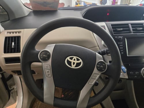 TOYOTA PRIUS V FULL ADVANCE ឆ្នាំ2012