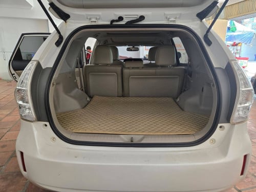 TOYOTA PRIUS V FULL ADVANCE ឆ្នាំ2012