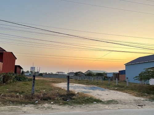ដីលក់ជាប់ផ្លូវ ៣០ម