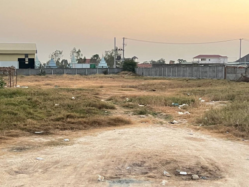 ដីលក់ជាប់ផ្លូវ ៣០ម