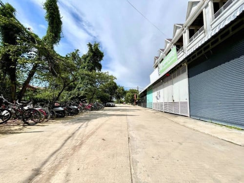 ផ្ទះជាប់ផ្លូវ ៣០ម