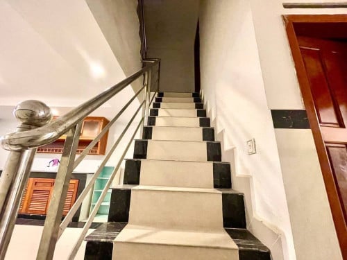 ផ្ទះជាប់ផ្លូវ ៣០ម
