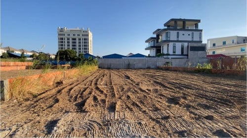 ដីទំហំ 18m x 30m តម្លៃ 620$/ម៉ែត្រការ៉េ ចរចា