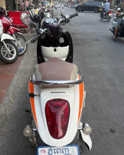 ម៉ូតូ scoopy 2012 សំនុំ មាន កាត520$ 086558489