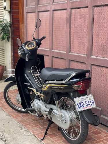 Honda Dream ឆ្នាំ2023 ម៉ូតូស្អាតខ្ចី99% ទឹកថ្នាំមូល ជិះបាន9ពាន់ស្រ៊ុន ថែមកាំបន្ទះ1ឈុត