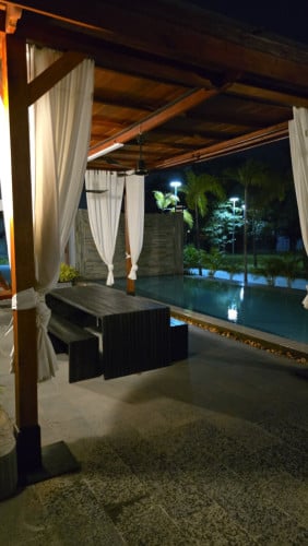 ប៉ឺហ្គោឡាឈើដ៏អស្ចារ្យមួយ / Pergola en bois