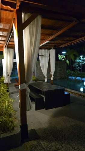 ប៉ឺហ្គោឡាឈើដ៏អស្ចារ្យមួយ / Pergola en bois