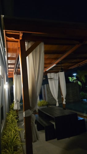 ប៉ឺហ្គោឡាឈើដ៏អស្ចារ្យមួយ / Pergola en bois