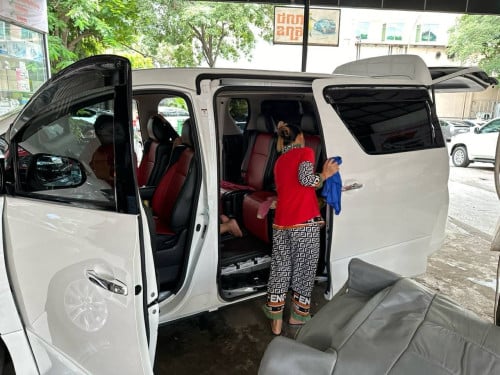 Toyota vellfire 2010 full option