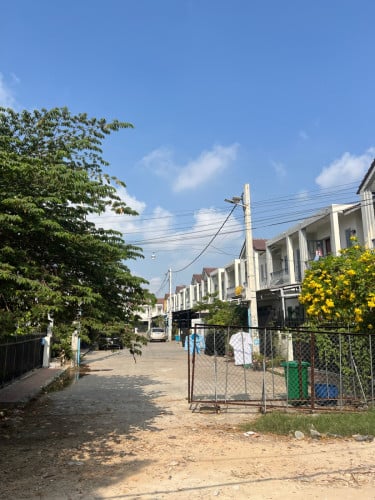 ដីសំរាប់លក់ នៅក្បែរសាលាកសិកម្មចំការដូង