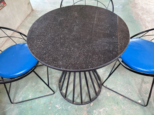 តុម៉ាប និងកៅអី