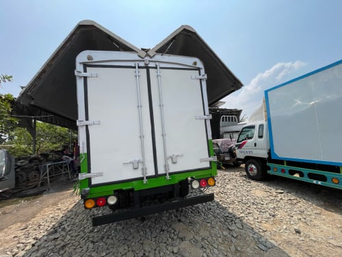 ហុីយុនដាយបីតោនកន្លះឆ្នាំ01ម៉ាសុីនធំប្រអប់លេខធំទូរបើកស្លាប ជើងក្រោម5តោនមុខក្រោយ