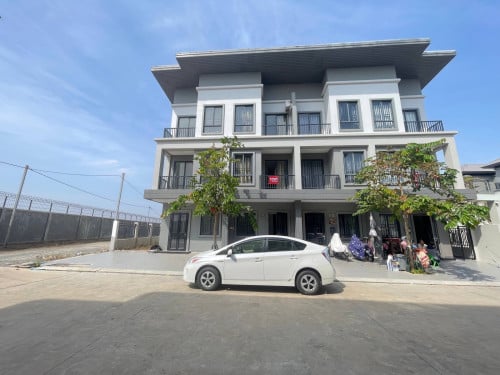 វីឡាកូនកាត់ សម្រាប់លក់បន្ទាន់ ឬជួល នៅក្នុងបុរី ChipMong Land 6A