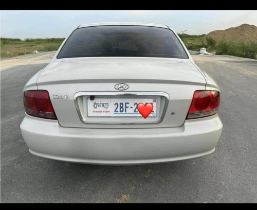 ចង់លក់HYUNDAI SONATA 02 ហ្គាសស្រុីន​ ប្រភេទឡានកម្ររ​