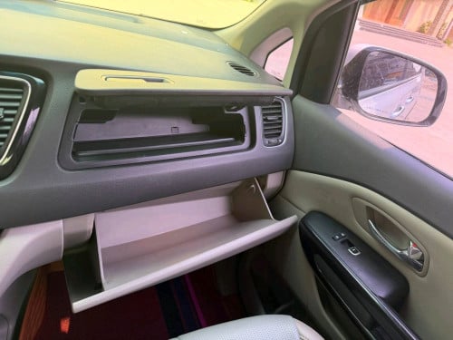 ស្តុកថ្មី Kia Carnival 2017 Full Option 5ប៊ូតុងពេញ
