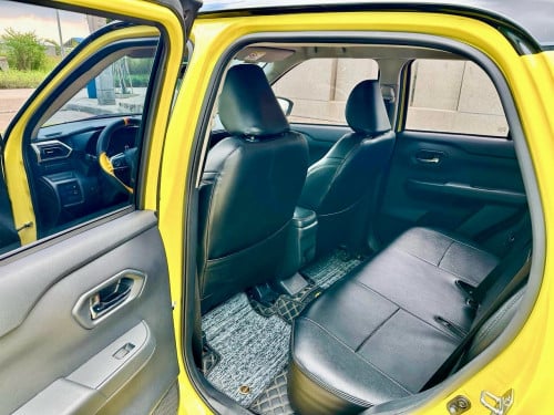 រថយន្តToyota RAiZE 022 ពណ៍លឿង ដំបូលខ្មៅ ឡានមិនសូវប្រើនៅថ្មីលក់