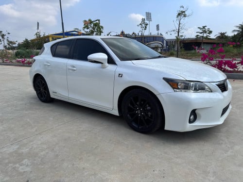CT200h 2013 full premium អត់​បុក​ អត់​ច្រេះ​ ផែន​ឡាន​ស្អាត​