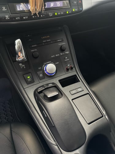 CT200h 2013 full premium អត់​បុក​ អត់​ច្រេះ​ ផែន​ឡាន​ស្អាត​