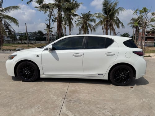 CT200h 2013 full premium អត់​បុក​ អត់​ច្រេះ​ ផែន​ឡាន​ស្អាត​