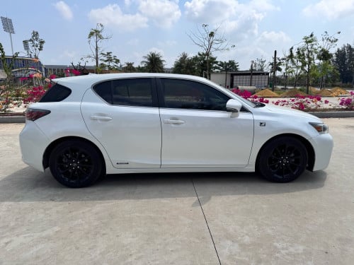 CT200h 2013 full premium អត់​បុក​ អត់​ច្រេះ​ ផែន​ឡាន​ស្អាត​