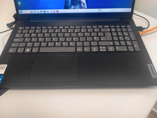Lenovo V15