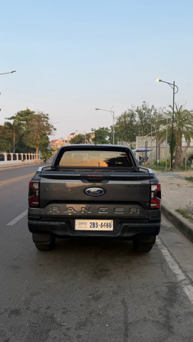 ពណ៌ប្រផេះ 2023 XL ឡើង Wildtrak ម៉ាអែម