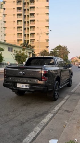 ពណ៌ប្រផេះ 2023 XL ឡើង Wildtrak ម៉ាអែម