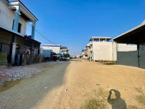 ដីលក់បន្ទាន់នៅវិមានទ្រង់សែនសុខជិតឈូកវ៉ា3តម្លៃ65000$ចរចា