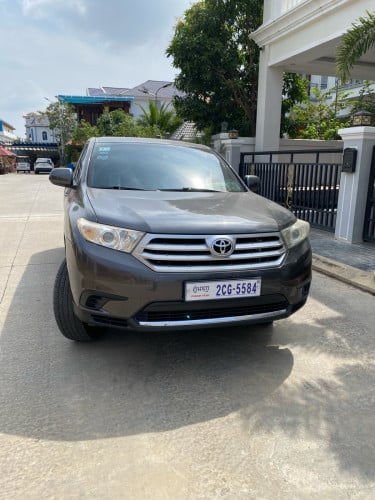 កំពូលថ្មី Highlander 013 V4 ប៉ុង 1 កៅអី 3ជួរ ( 2CG. ម្ចាស់ដើម) ថ្មីណាស់ ធានាទឹកថ្នាំហ្ស៊ីន 95%