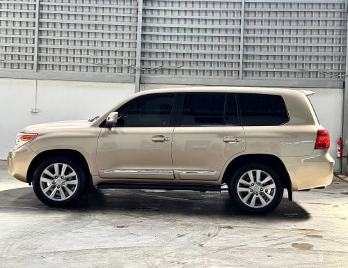 Land Cruiser VIP 2013 ម៉ាស៊ូត