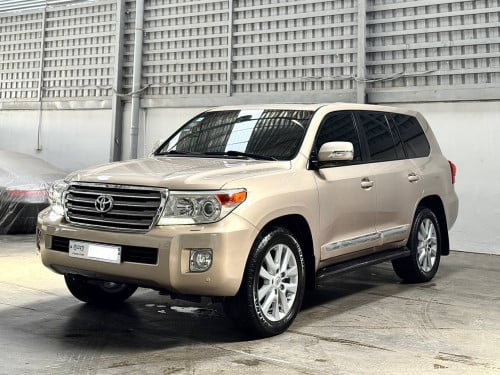 Land Cruiser VIP 2013 ម៉ាស៊ូត