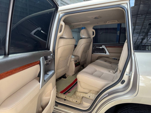 Land Cruiser VIP 2013 ម៉ាស៊ូត