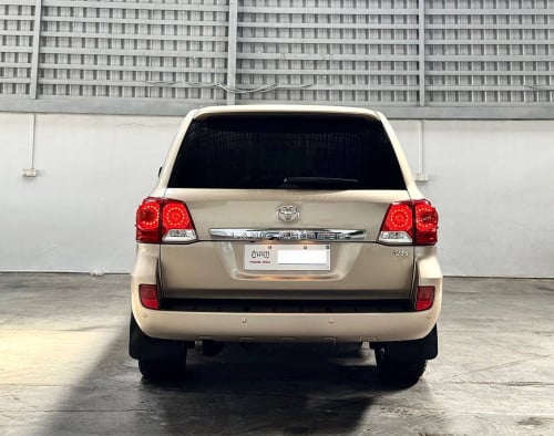 Land Cruiser VIP 2013 ម៉ាស៊ូត