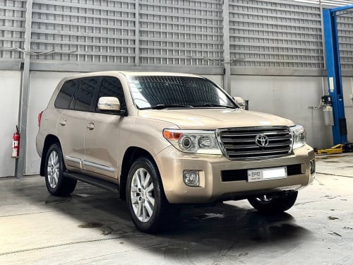 Land Cruiser VIP 2013 ម៉ាស៊ូត