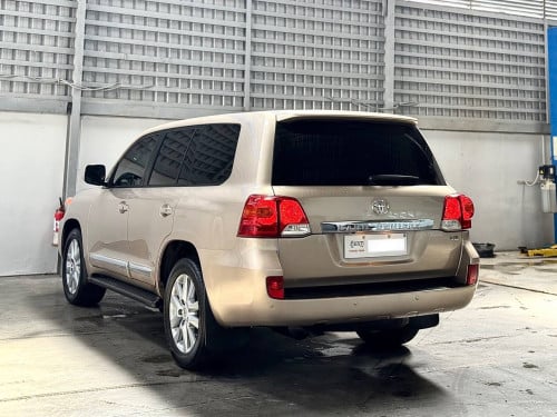 Land Cruiser VIP 2013 ម៉ាស៊ូត