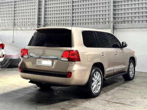 Land Cruiser VIP 2013 ម៉ាស៊ូត