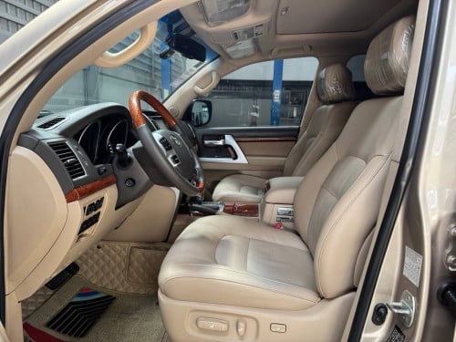 Land Cruiser VIP 2013 ម៉ាស៊ូត