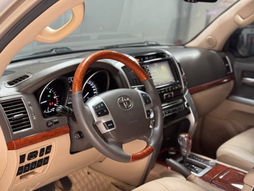 Land Cruiser VIP 2013 ម៉ាស៊ូត